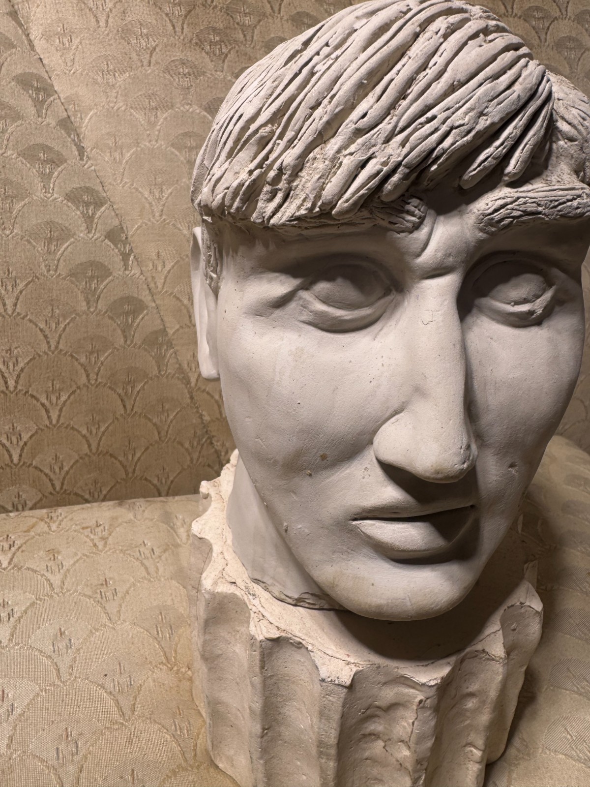 Pat Hudimac 1988 Signed « Male Head Bust On Stand » Plaster Statue/Sculpture