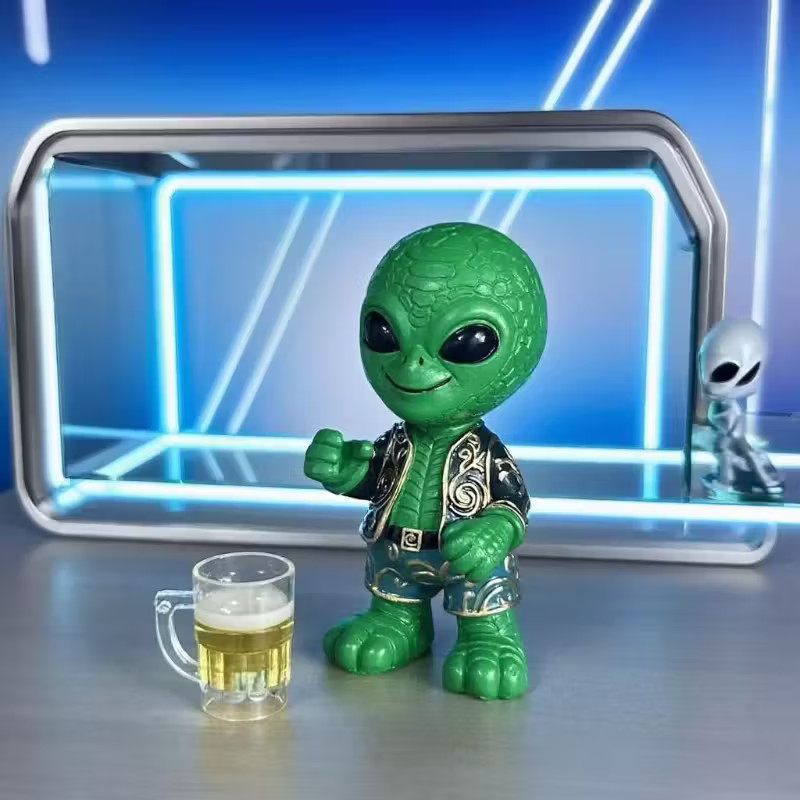4.3&Prime; Fashionista GREEN ALIEN BEER DUDE Is Partying! Resin Figurine 4.3×2.2