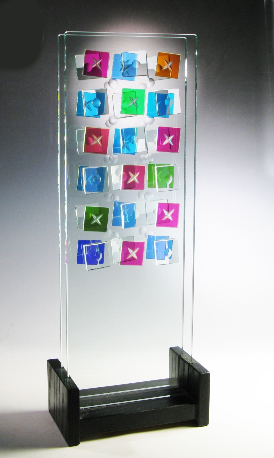 Dichroic Glass Sculpture « HUGS AND KISSES » Hand Engraved & Created by Ray Lapsys
