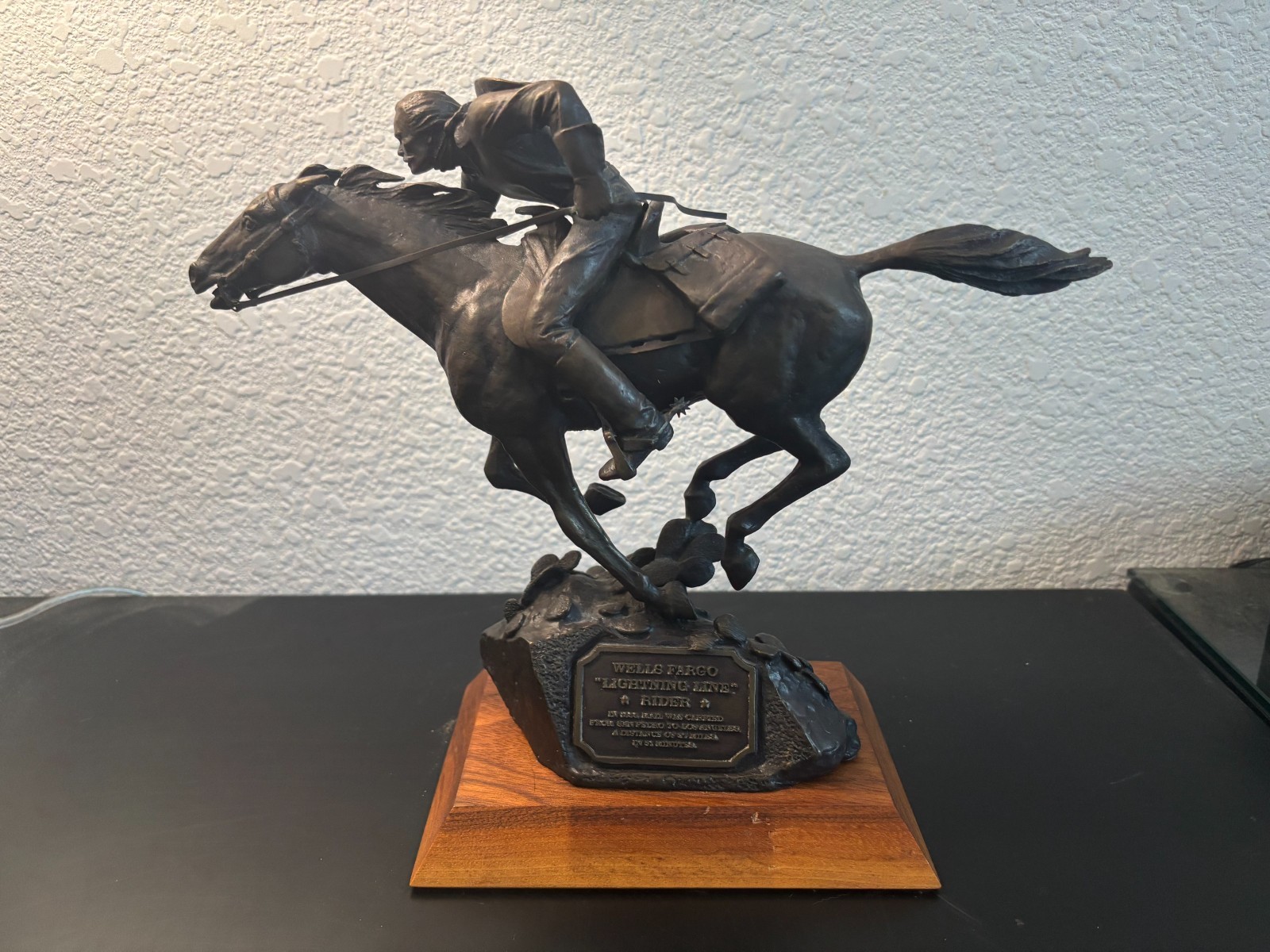 Wells Fargo « LIGHTNING LINE RIDER » Cast Bronze Sculpture By Dolas 1983
