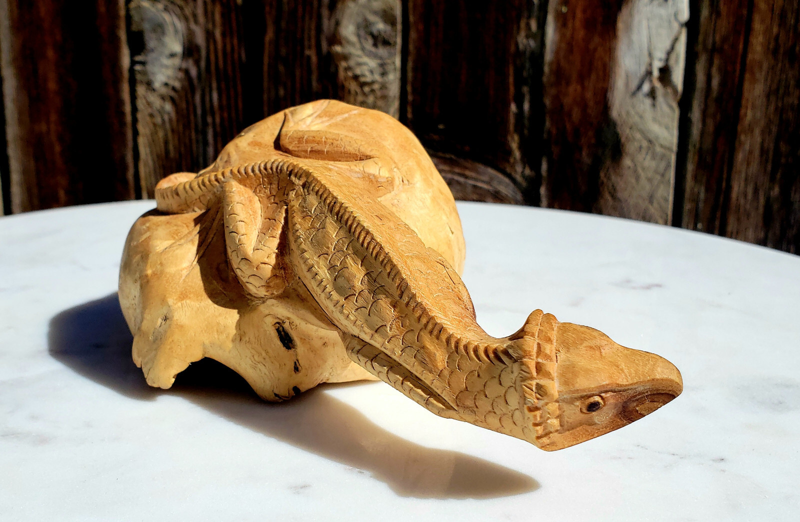 JOHN SIM – b. INDONESIA d. 2018 OCALA, FL – MASTER WOODCARVER – « GECKO » – RARE!