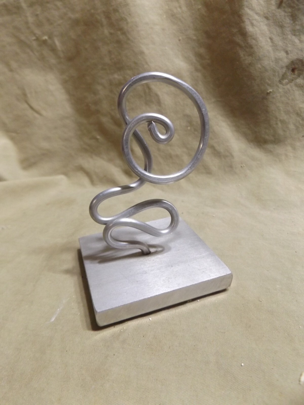 Wire Sculpture Photo Or Card Holder Desk Accessory 3.25”