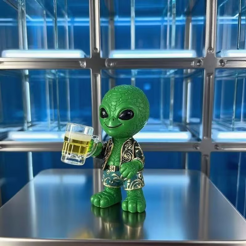 4.3&Prime; Fashionista GREEN ALIEN BEER DUDE Is Partying! Resin Figurine 4.3×2.2