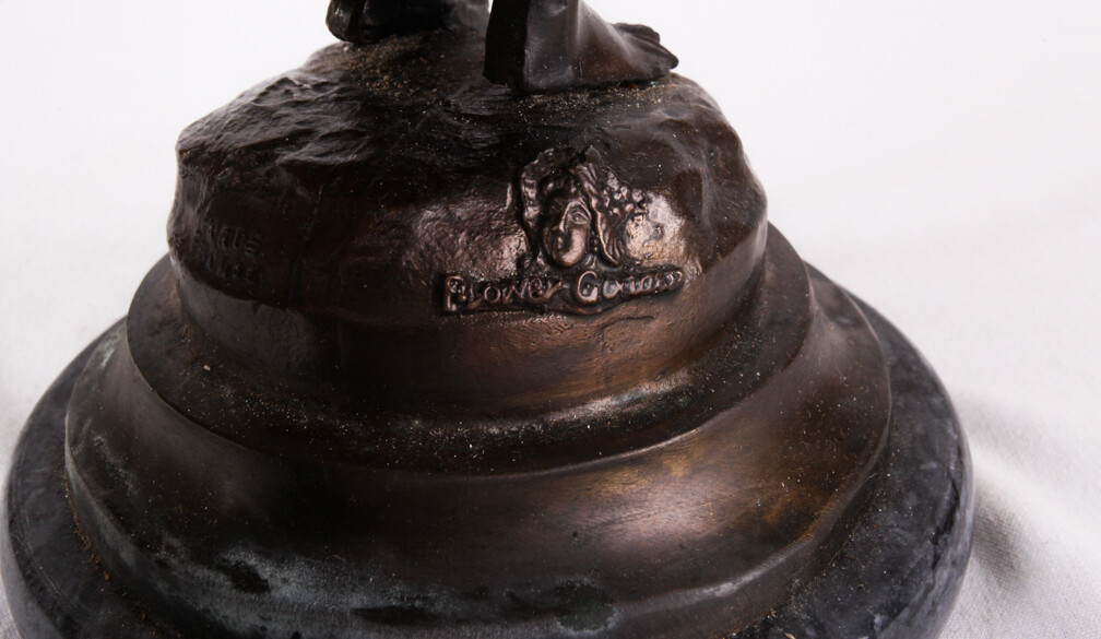 L&F Moreau Bronze Sculpture, « Chanteur Des Rues » (Street Singer), 15&Prime; tall