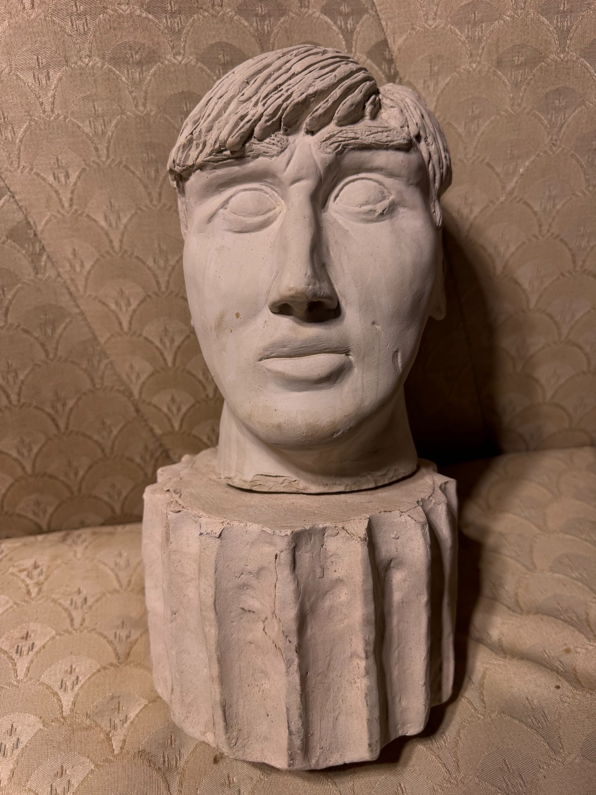 Pat Hudimac 1988 Signed « Male Head Bust On Stand » Plaster Statue/Sculpture