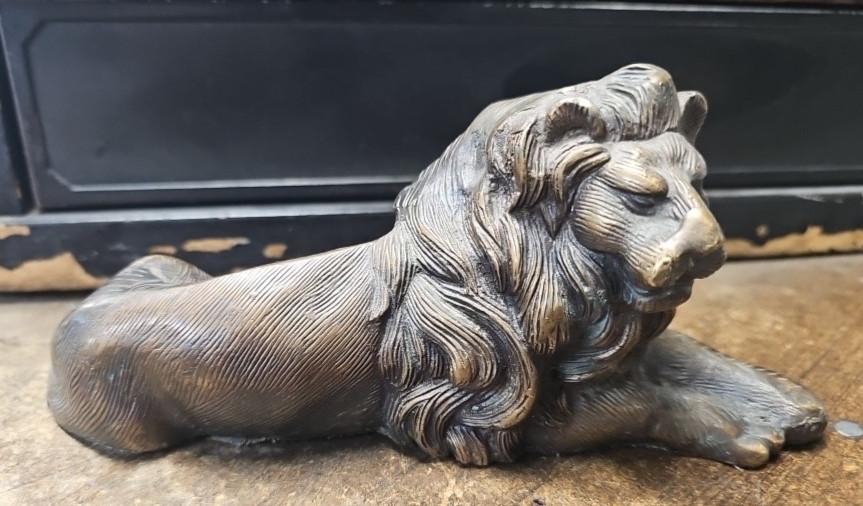 Vintage Bronze 8.5&Prime; Long Lion Sculpture Statue Figurine collectable