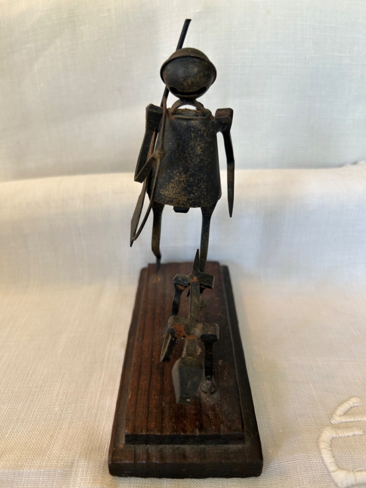 metal art sculpture Man with hunting riffle and hunting dog 6 in height