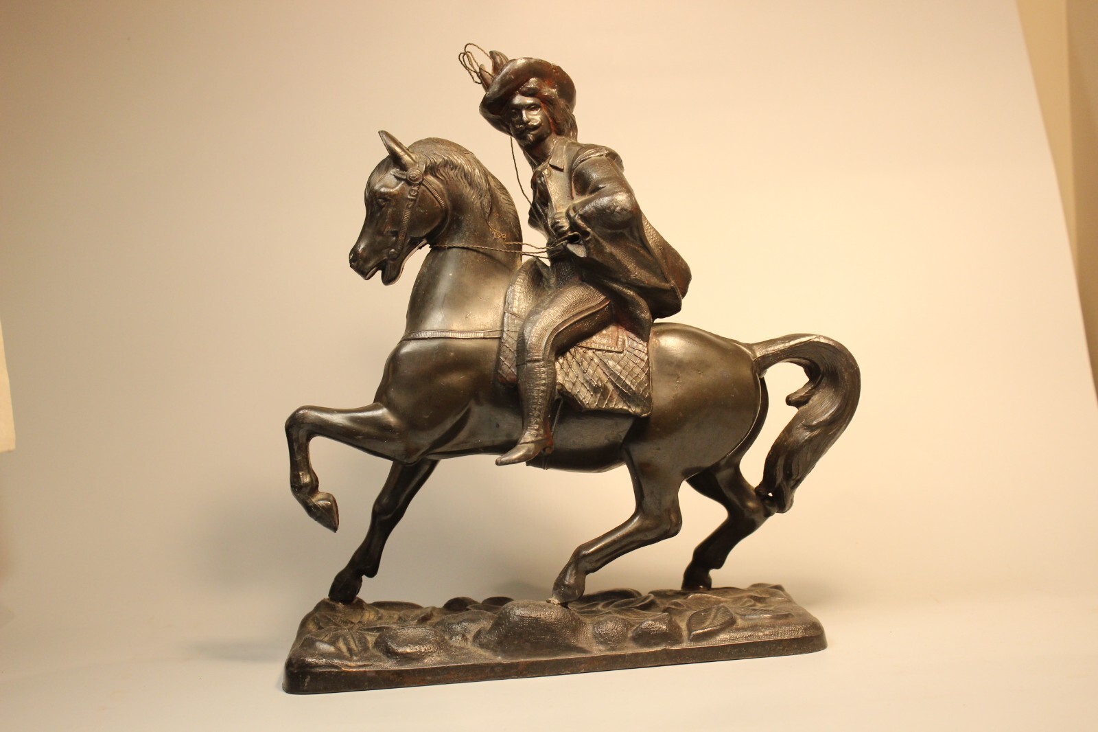 EARLY 1900&rsquo;S BRONZE METAL STATUE OF A GENERAL RIDING A HORSE