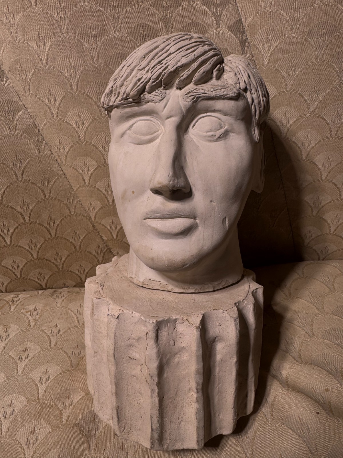 Pat Hudimac 1988 Signed « Male Head Bust On Stand » Plaster Statue/Sculpture