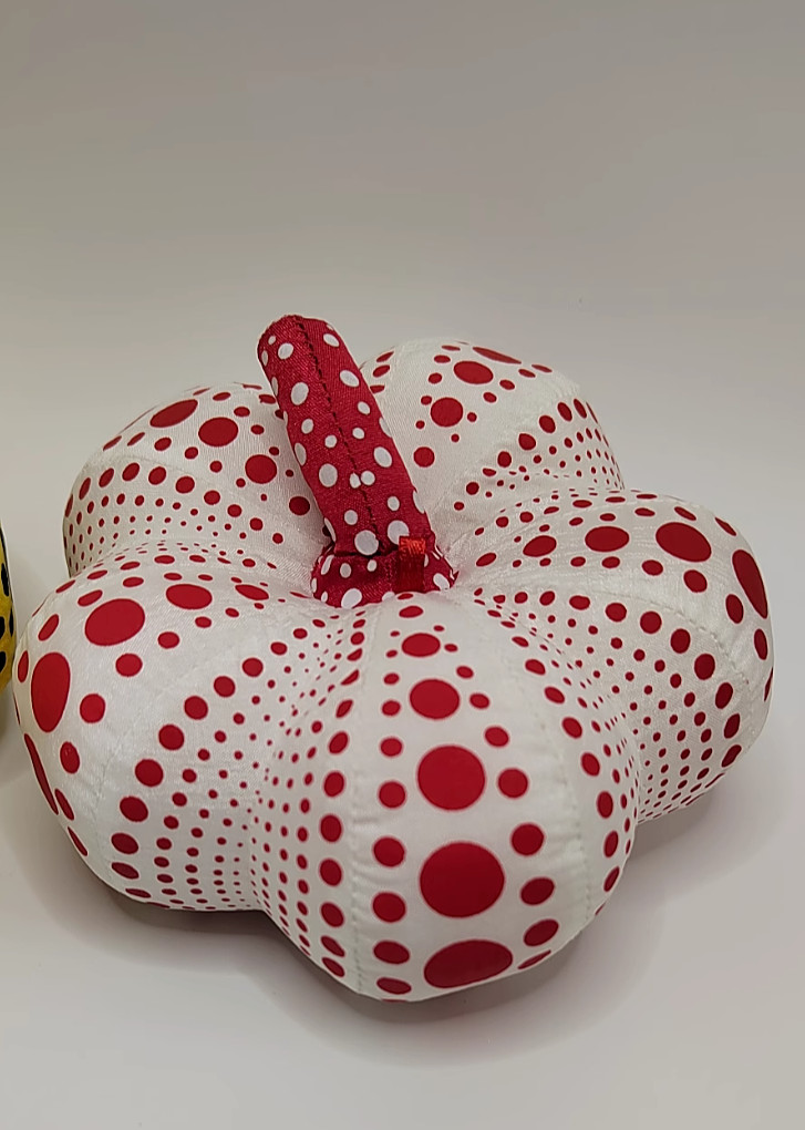 Yayoi Kusama Soft Sculpture Pumpkin Mascot Plush key Ring Red Japan