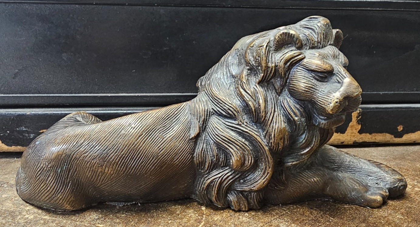 Vintage Bronze 8.5&Prime; Long Lion Sculpture Statue Figurine collectable