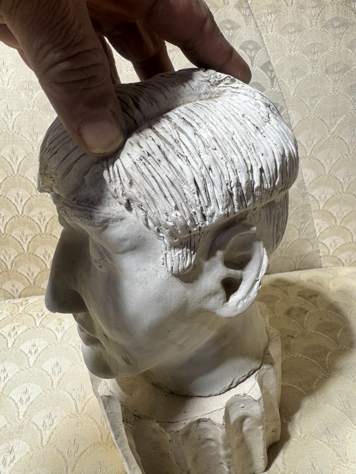 Pat Hudimac 1988 Signed « Male Head Bust On Stand » Plaster Statue/Sculpture