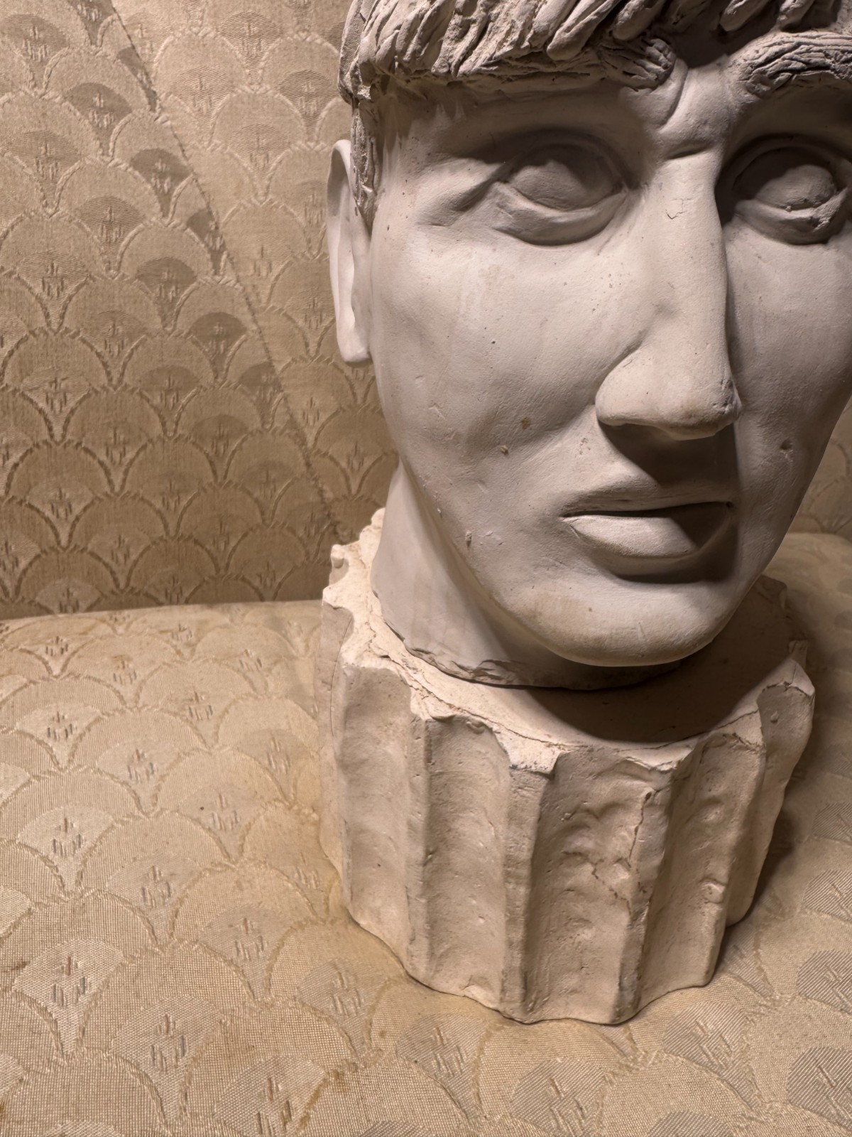 Pat Hudimac 1988 Signed « Male Head Bust On Stand » Plaster Statue/Sculpture