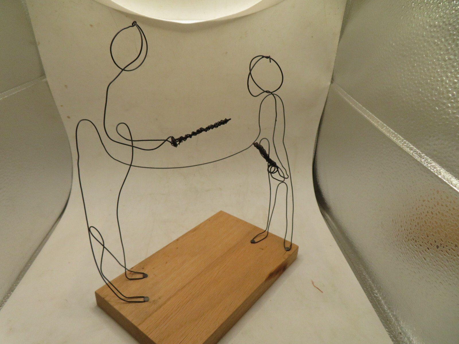 Wire Art Sculpture asbtract PEOPLE SWORD FIGHTING 10 x 8 X 5in WOOD BASE 8X5