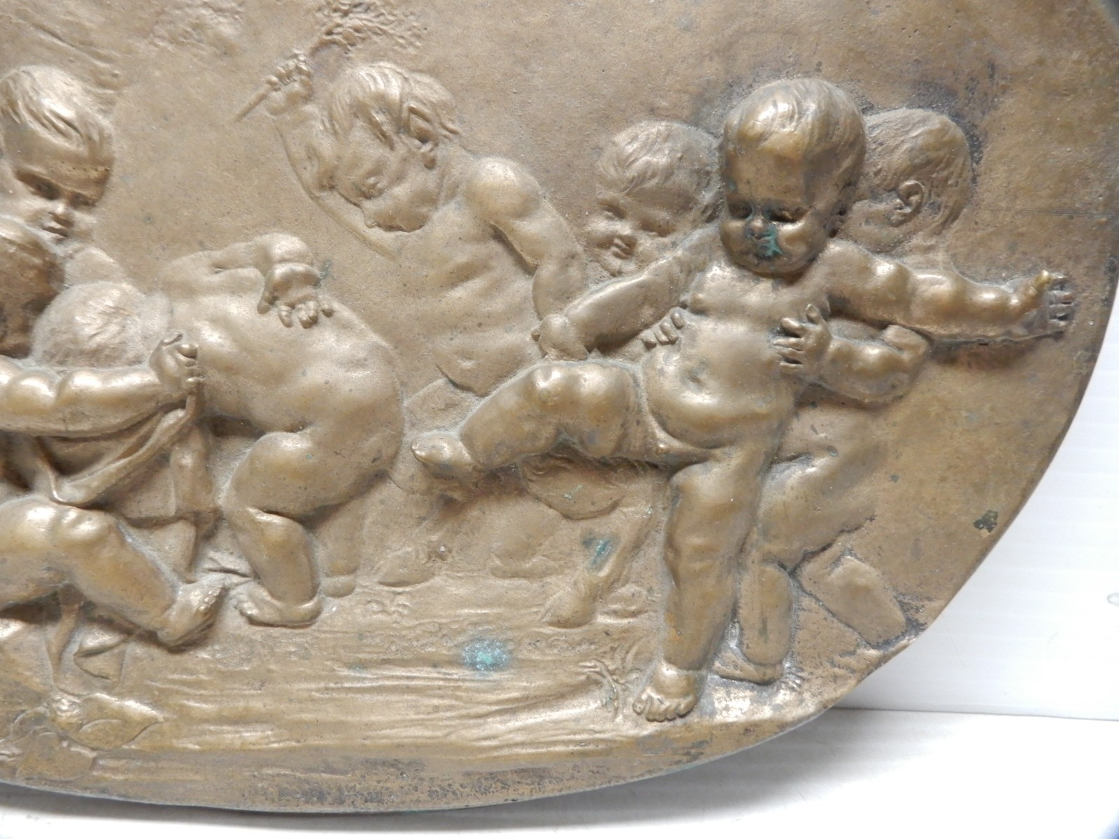 ANTIQUE BRONZE RELIEF PLAQUE PUTTI CHERUBS FIGHTING CA. 1880