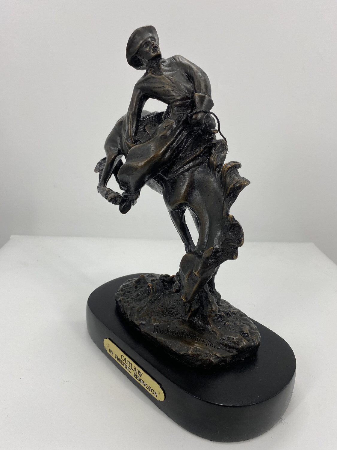Frederic Remington « Outlaw » Bronze Sculpture, 8.75&Prime;H x 6&Prime;L x 3.25&Prime;W