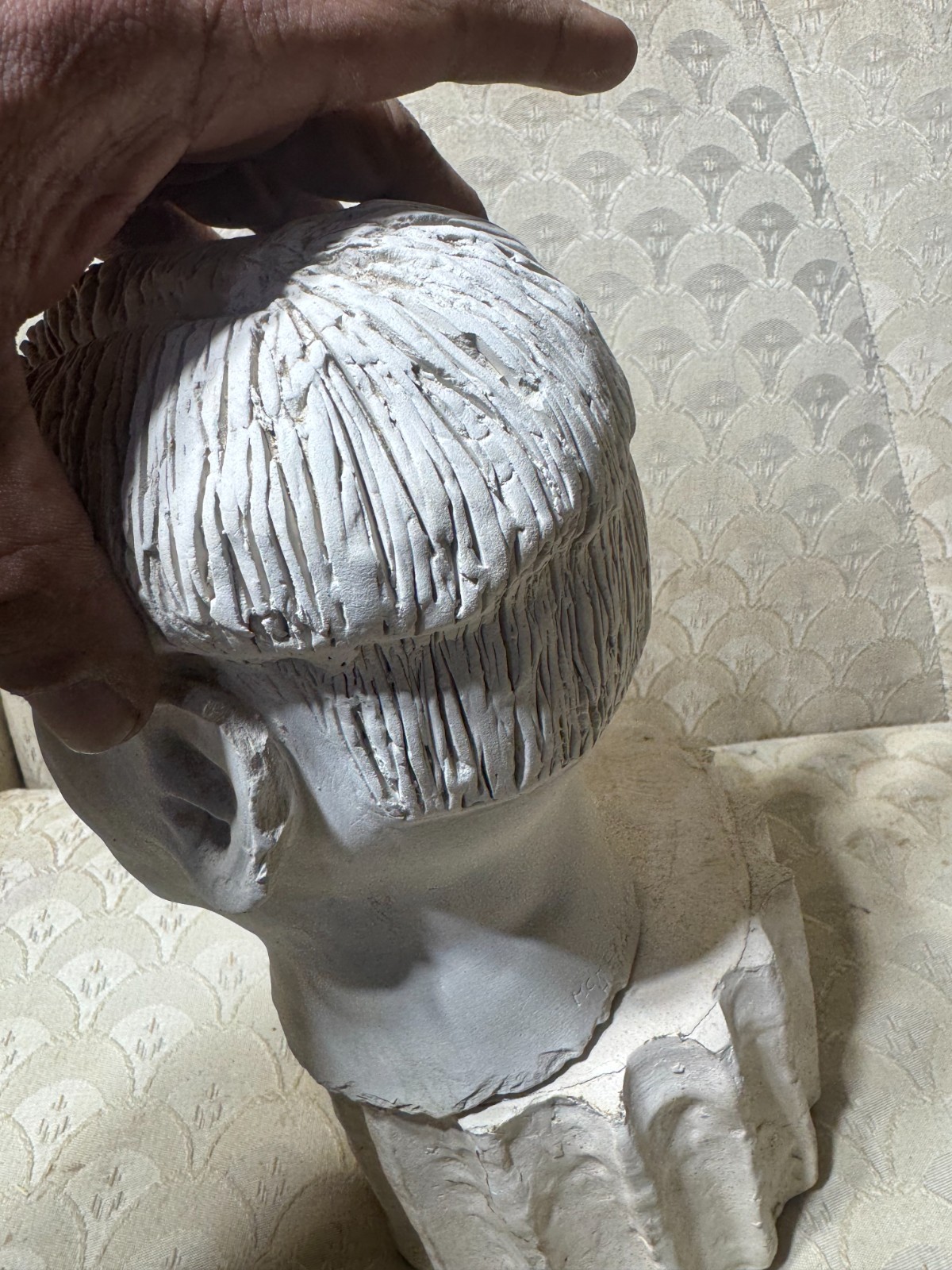 Pat Hudimac 1988 Signed « Male Head Bust On Stand » Plaster Statue/Sculpture