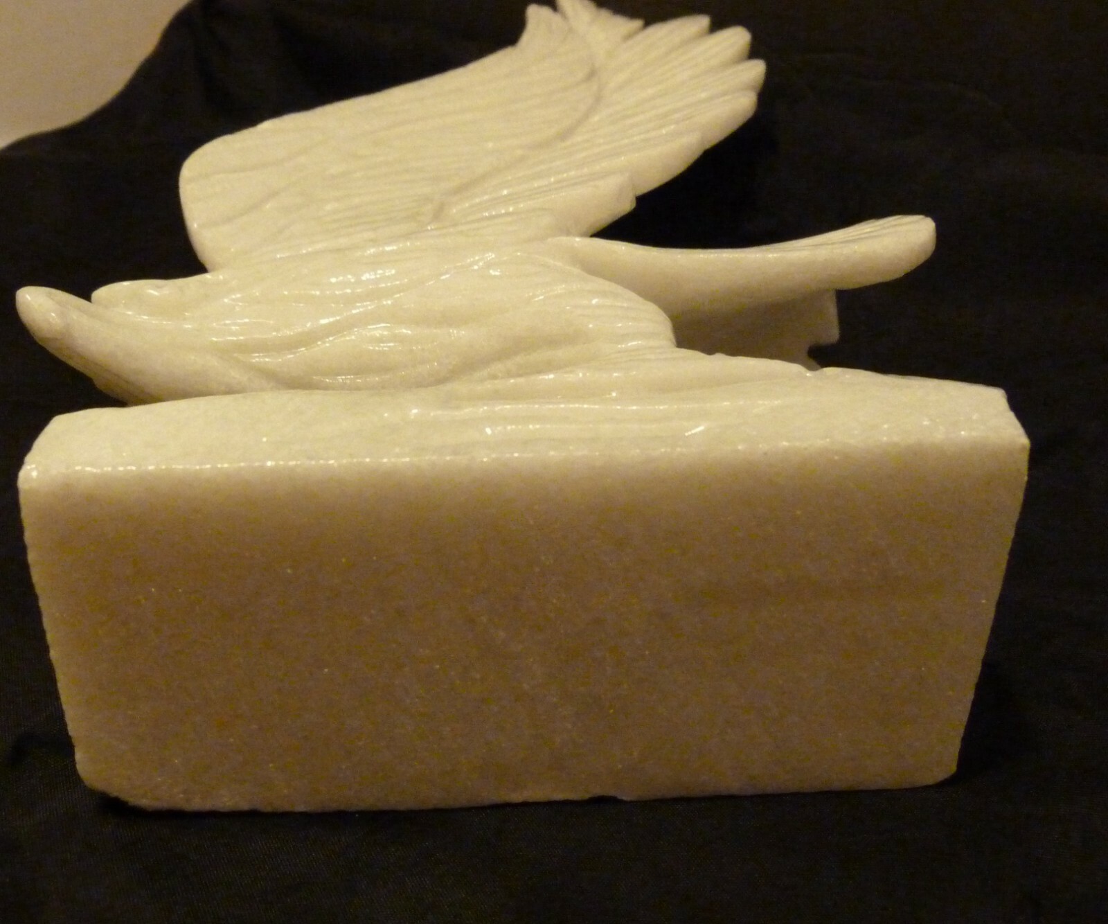 Fine Majestic Eagle 12&Prime; Sculpture in White Carrara Marble Vietnam New Old Stock