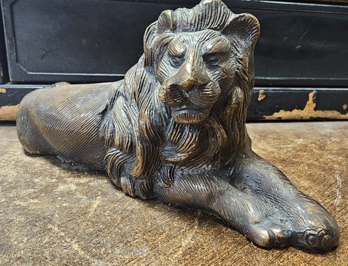Vintage Bronze 8.5&Prime; Long Lion Sculpture Statue Figurine collectable