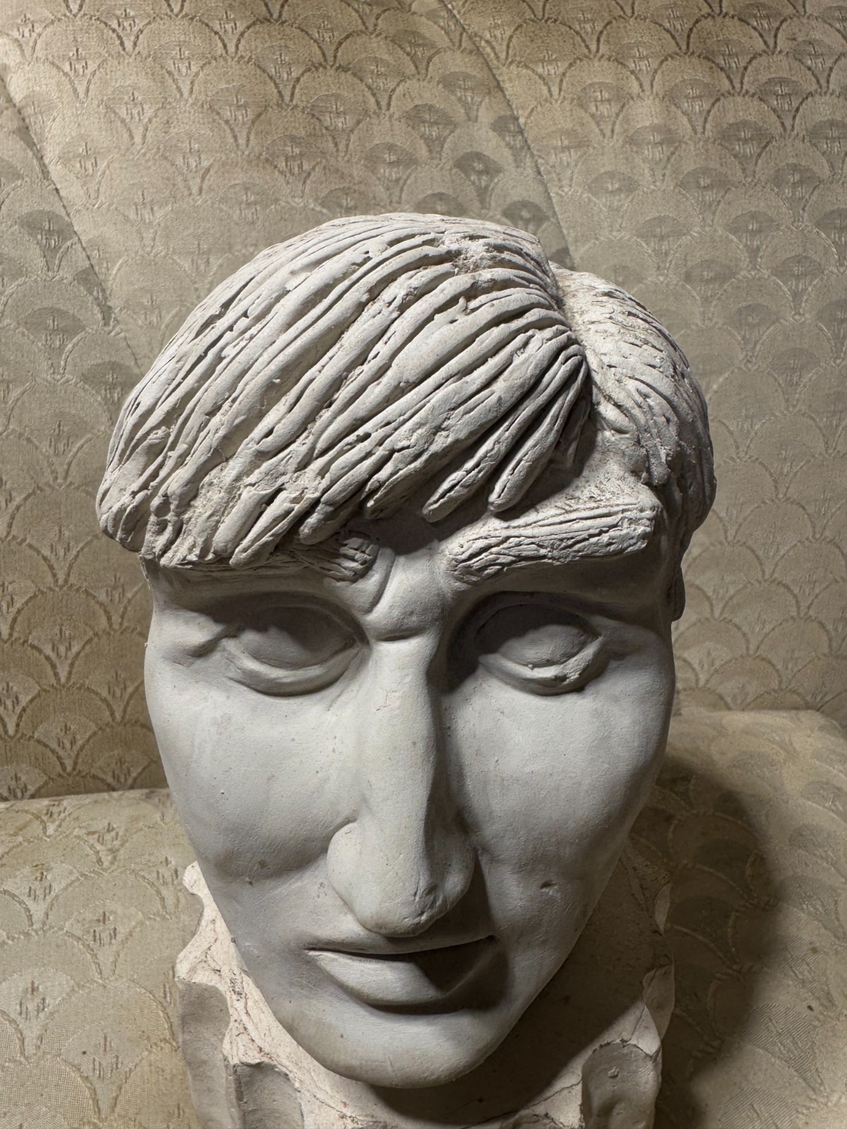 Pat Hudimac 1988 Signed « Male Head Bust On Stand » Plaster Statue/Sculpture