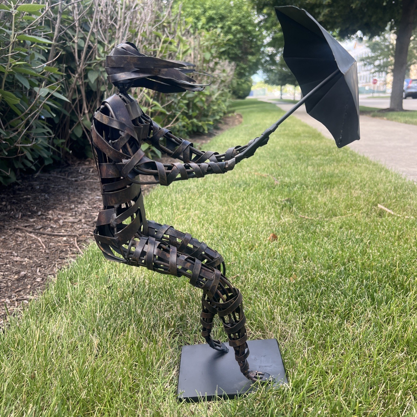 Austin 17&Prime; Metal Sculpture « Windy Day » Woman w/ Umbrella