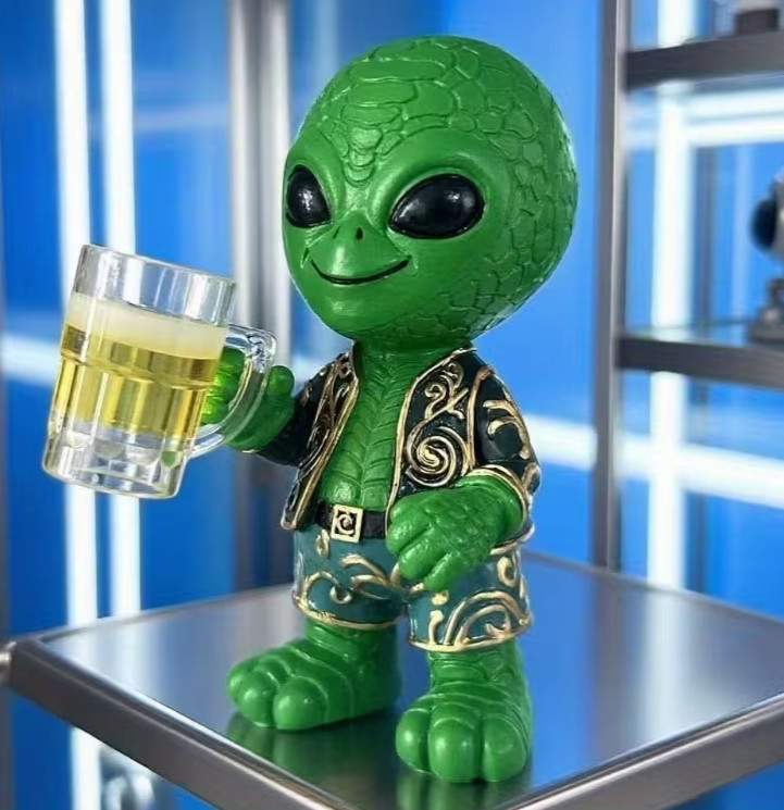 4.3&Prime; Fashionista GREEN ALIEN BEER DUDE Is Partying! Resin Figurine 4.3×2.2
