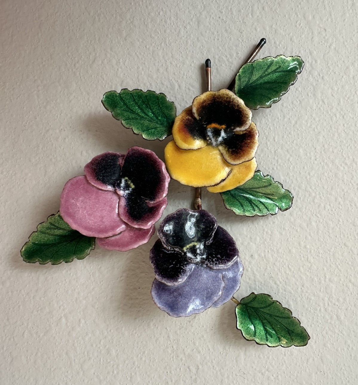 Bovano o Cheshire featuring vibrant pansies (purple, pink, and yellow).