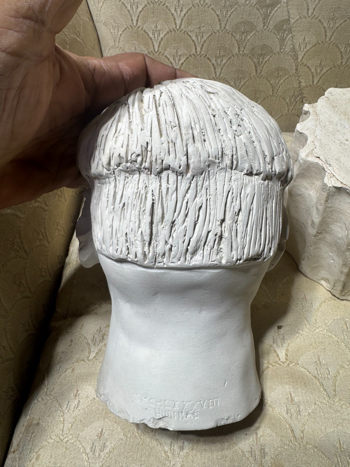 Pat Hudimac 1988 Signed « Male Head Bust On Stand » Plaster Statue/Sculpture